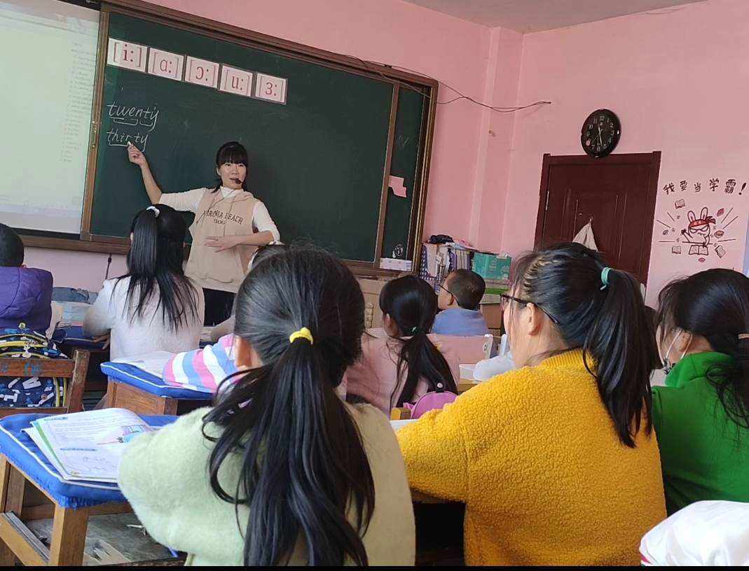 大专可以当小学老师吗